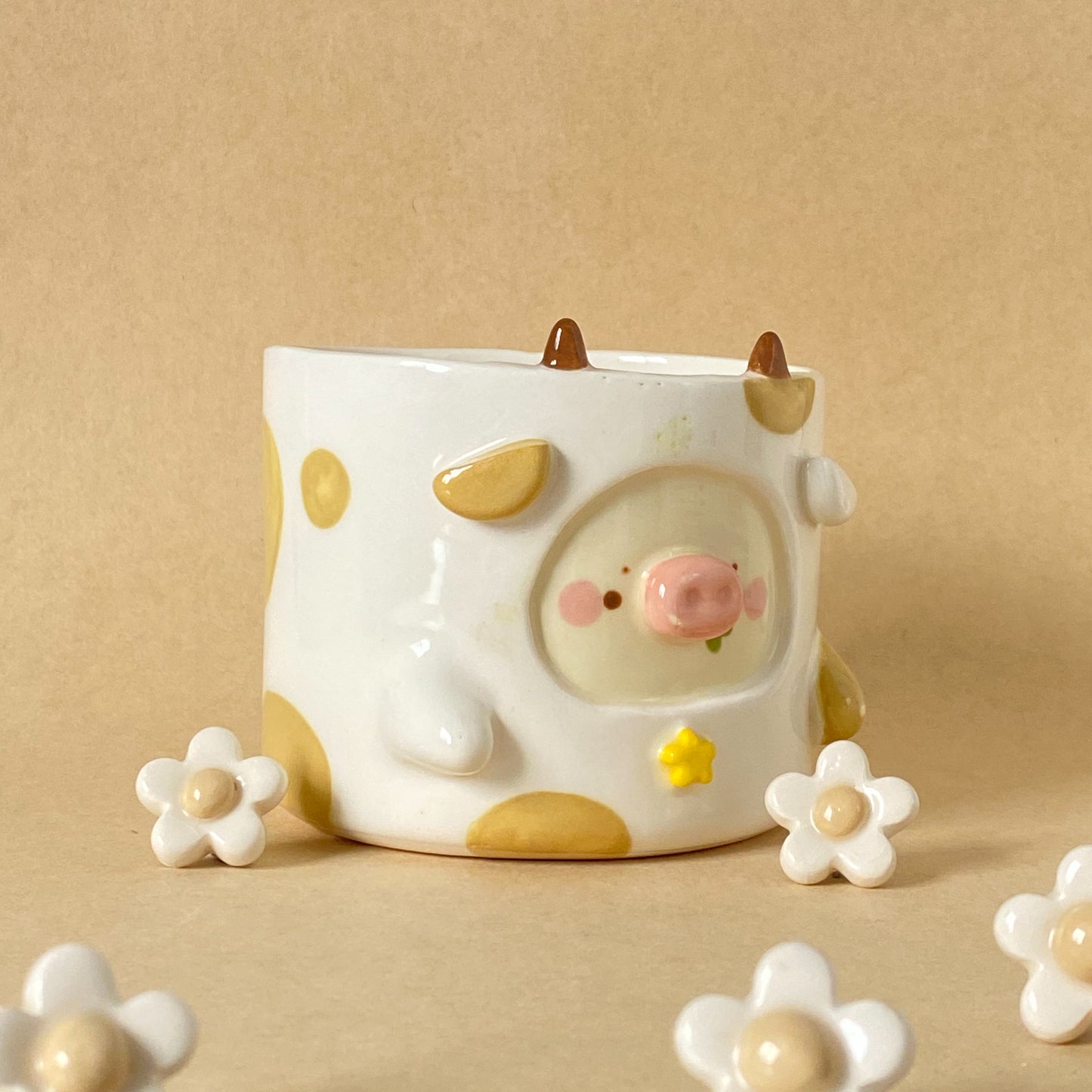 BEIGE BOF - COW PLANTER WITH DRAINAGE HOLE